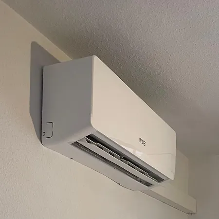 Cristianos Vistas Al Mar Y Cerca De La Playa *